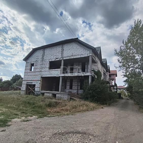 Duplex cu 10 camere cu Teren 1430 Mp în Domnești