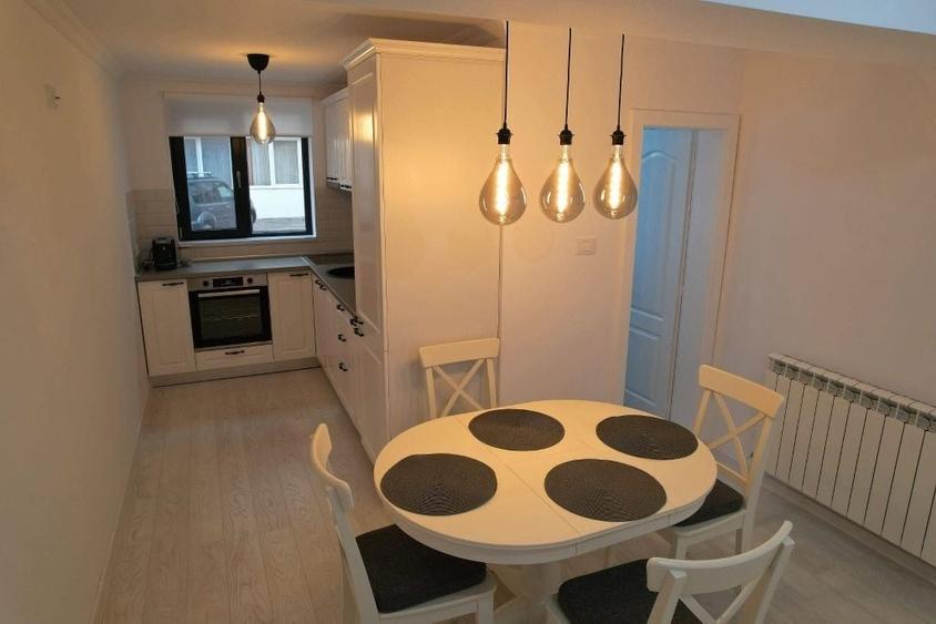 Apartament cu 2 camere decomandat, mobilat în Central