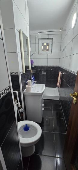 Apartament cu 3 camere semidecomandat, mobilat în Micro 5