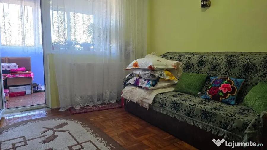 Apartament cu 3 camere decomandat în Minerul