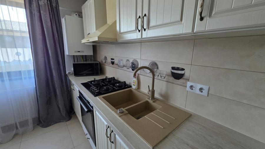 Apartament cu 3 camere semidecomandat, mobilat în Hotvon