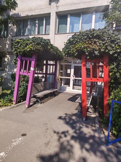 Apartament cu 3 camere semidecomandat în Tineretului