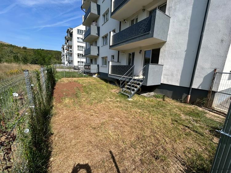 Apartament cu 3 camere semidecomandat, mobilat în Florești