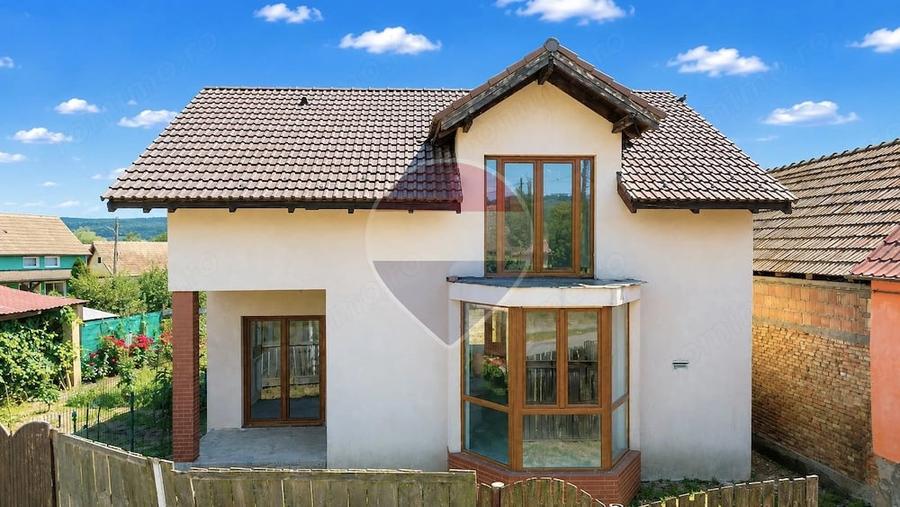 Casă cu 4 camere cu Teren 401 Mp în Hoghilag