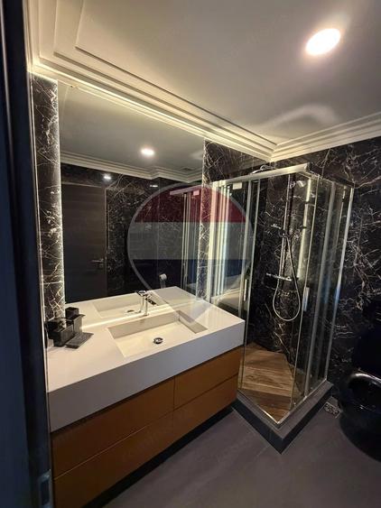 Apartament cu 4 camere decomandat în Tei
