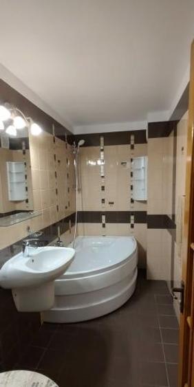 Apartament cu 3 camere decomandat, mobilat în Nerva Traian
