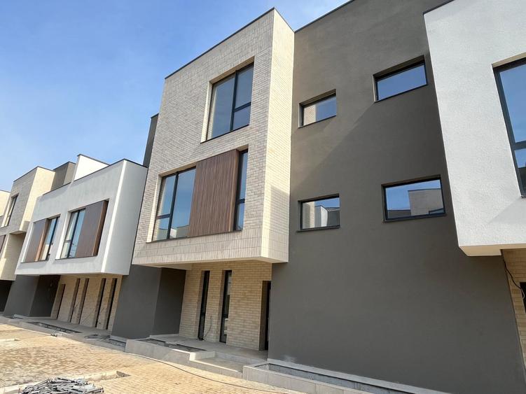 Duplex cu 5 camere cu Canalizare în Voluntari