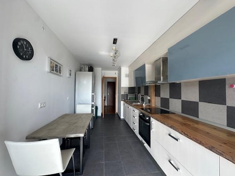 Apartament cu 3 camere semidecomandat în Sisești