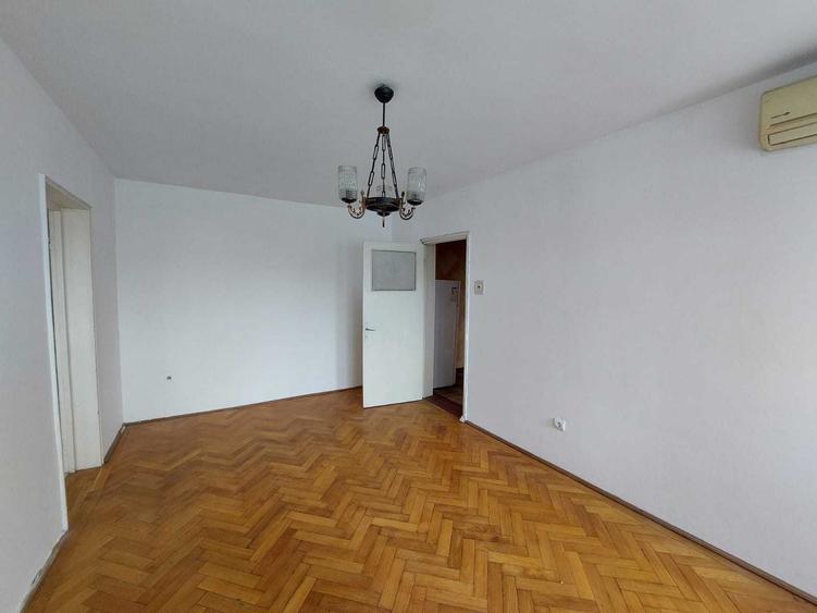 Apartament cu 3 camere semidecomandat în Gării