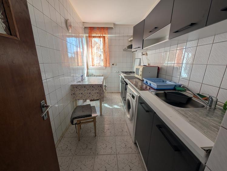 Apartament cu 3 camere decomandat în Drumul Taberei