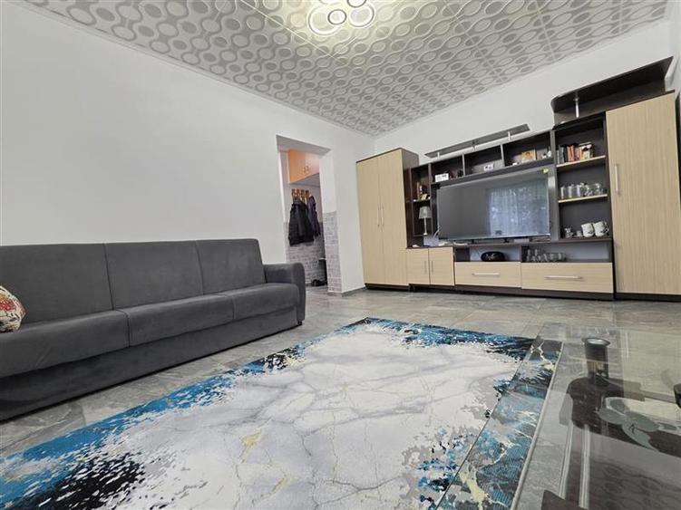 Apartament cu 3 camere decomandat, mobilat în Podu Roș