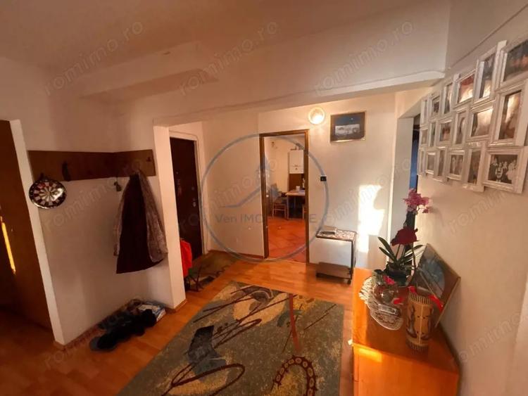 Apartament cu 4 camere decomandat, mobilat în Calea Moldovei