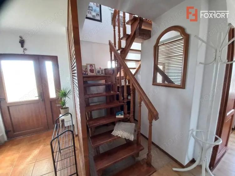 Casă cu 8 camere cu Teren 225 Mp în Ghiroda