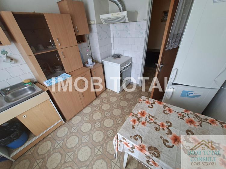 Apartament cu 3 camere semidecomandat în Găvana 2