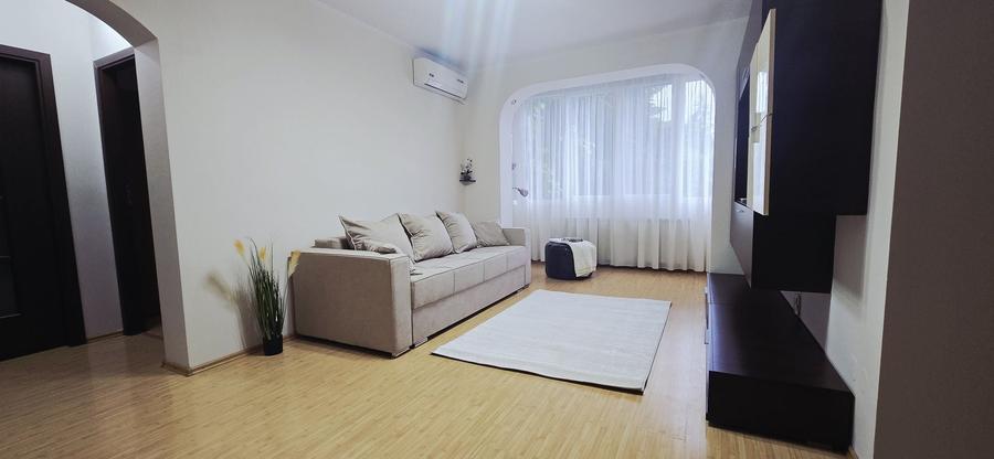 Apartament cu 3 camere semidecomandat în Calea Dumbrăvii