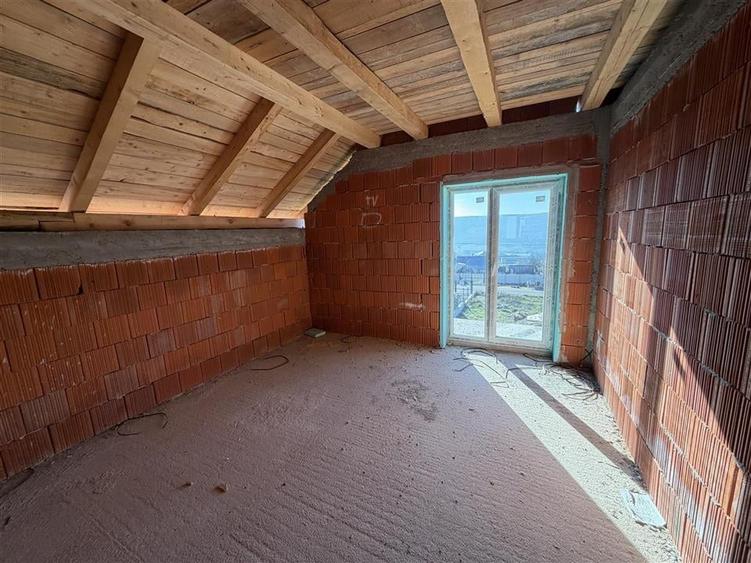 Casă individuală cu 5 camere cu Teren 300 Mp în Betfia