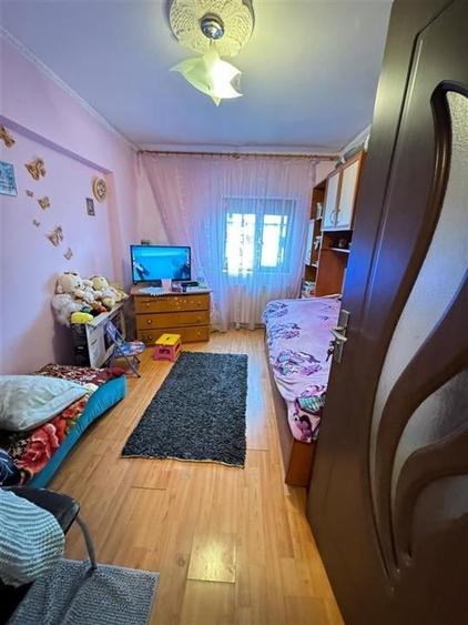 Apartament cu 3 camere decomandat, mobilat în Est