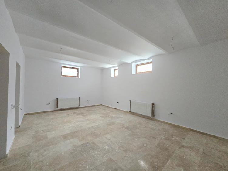 Casă cu 16 camere cu Teren 665 Mp în Universitate