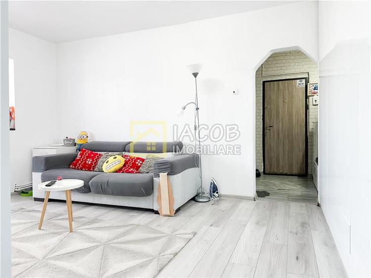 Apartament cu 2 camere semidecomandat în Mioriței