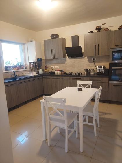Casă cu 4 camere în Central