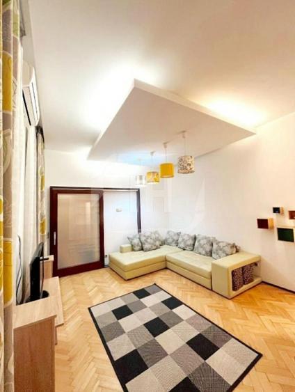 Apartament cu 2 camere semidecomandat, mobilat în Central