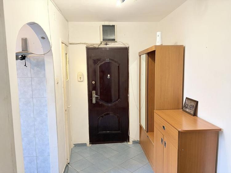 Apartament cu 3 camere decomandat în Valea Ialomiței