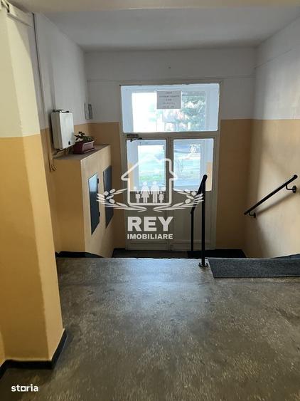 Apartament cu 4 camere decomandat în Tineretului