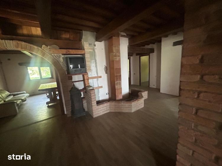 Casă cu 9 camere cu Teren 2342 Mp în Piatra Șoimului