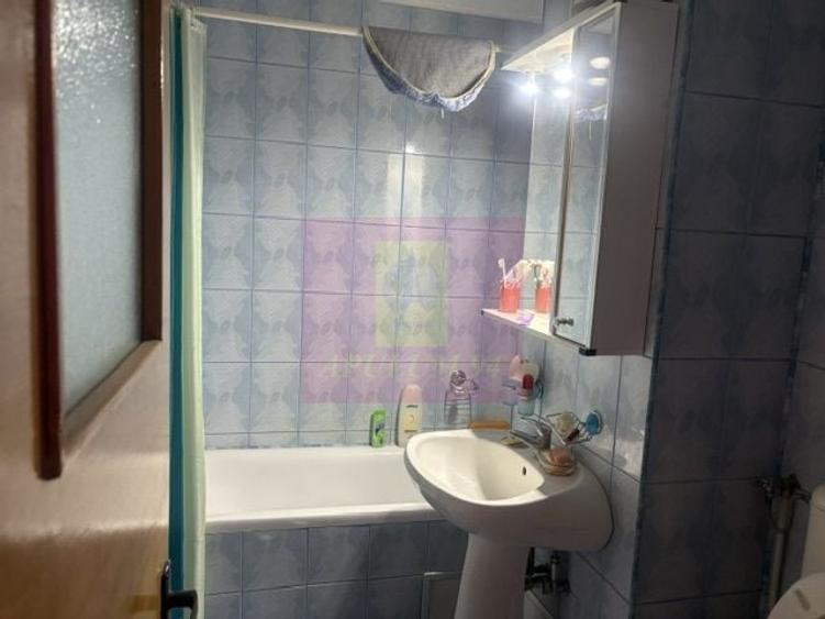 Apartament cu 3 camere decomandat în Drumul Sării