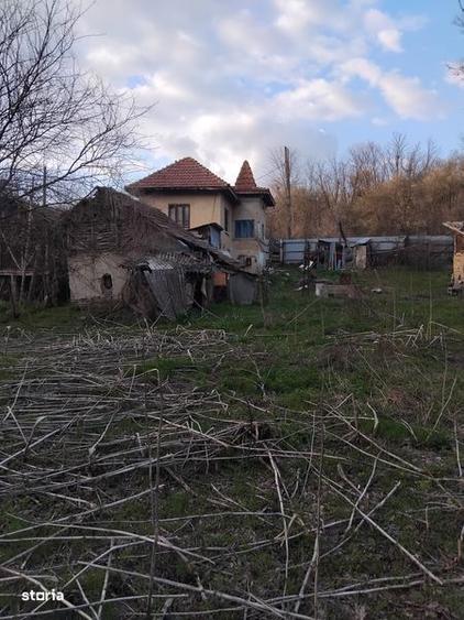 Casă cu 4 camere cu Teren 140 Mp în Vârvor