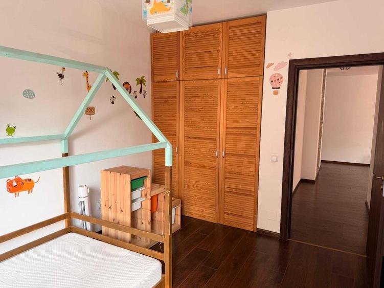 Apartament cu 3 camere decomandat în Runcu