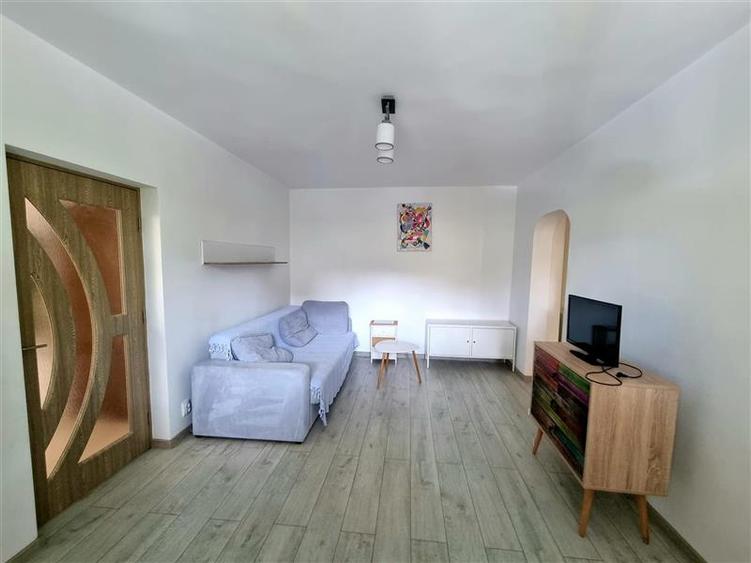 Apartament cu 2 camere semidecomandat, mobilat în 1 Mai