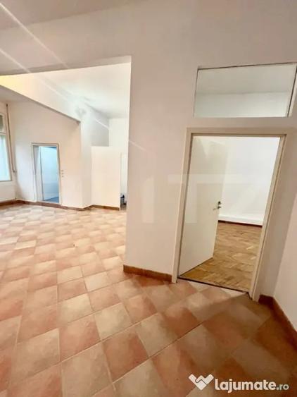 Apartament cu 5 camere semidecomandat în Central