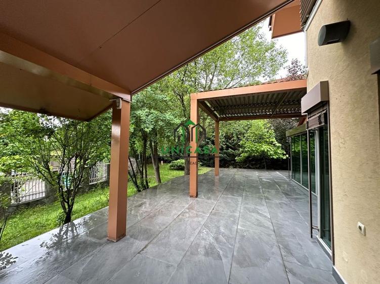 Casă individuală cu 10 camere cu Canalizare în Bujoreni