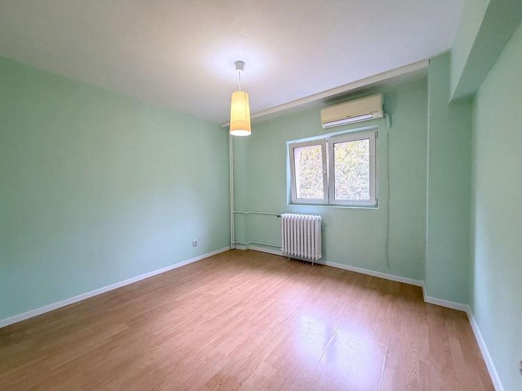 Apartament cu 4 camere semidecomandat, mobilat în Tei