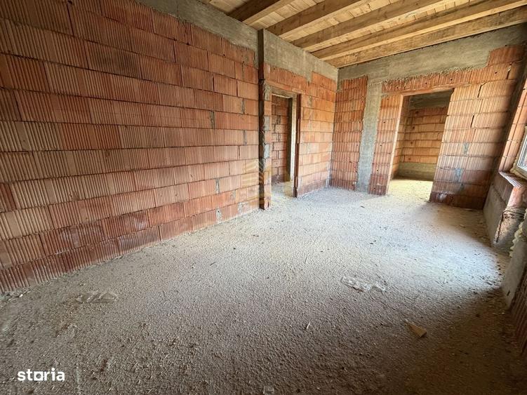 Casă cu 4 camere în Dâmbul Rotund