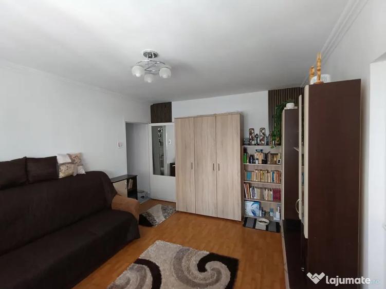 Apartament cu 2 camere semidecomandat în Micro 6