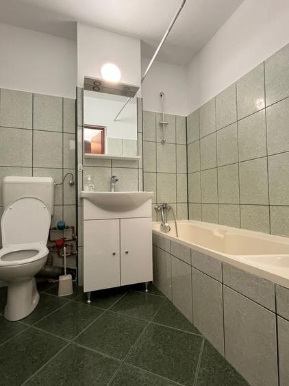 Apartament cu 3 camere semidecomandat în Miorița