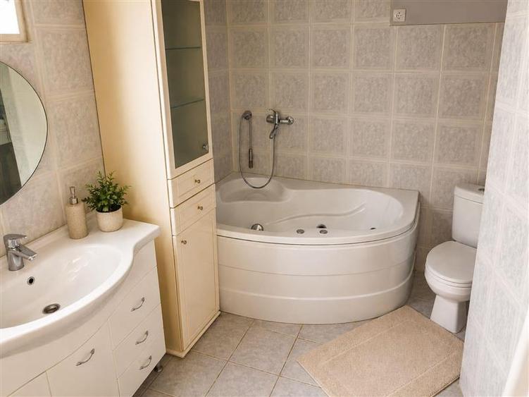 Casă individuală cu 7 camere cu Piscina în Ferneziu