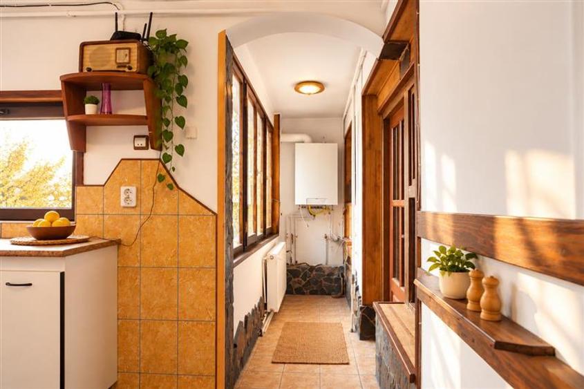 Apartament cu 4 camere semidecomandat, mobilat în Centrul Istoric