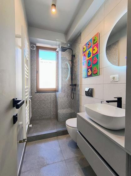 Apartament cu 3 camere semidecomandat, mobilat în 1 Mai