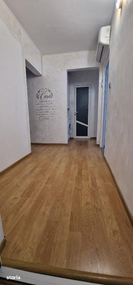 Apartament cu 4 camere decomandat în Roman