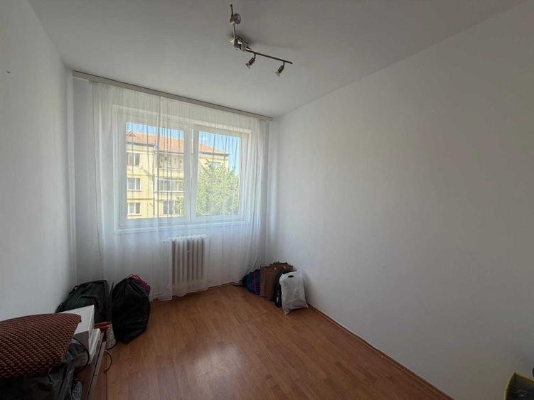 Apartament cu 3 camere semidecomandat în Cedonia