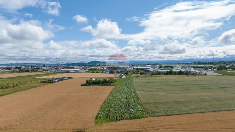 Teren de 2200 mp, în Nord