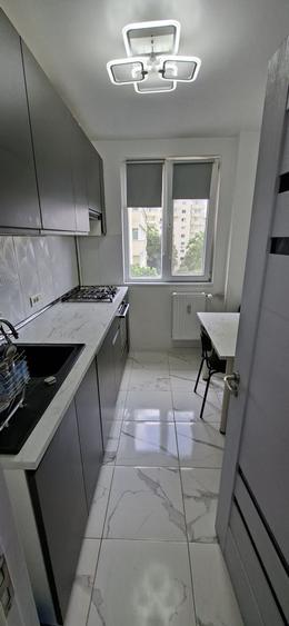Apartament cu 3 camere semidecomandat în Obor