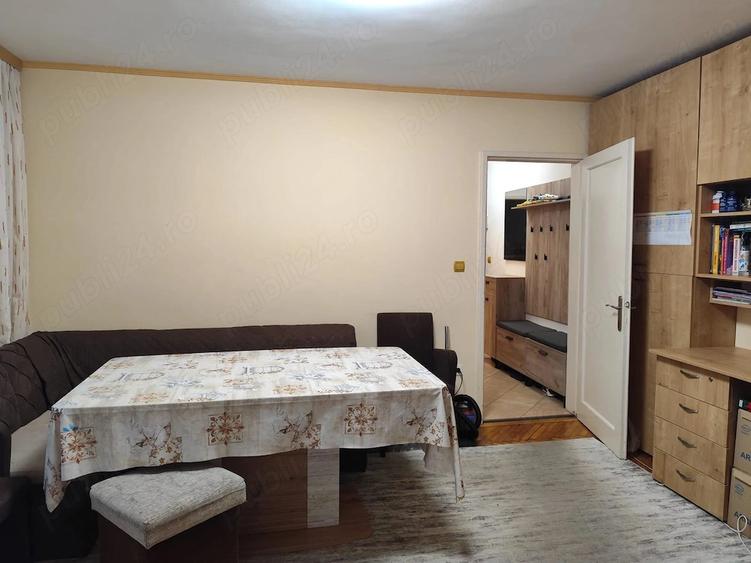 Apartament cu 3 camere semidecomandat în Astra