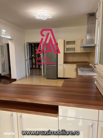 Casă cu 5 camere cu Teren 1300 Mp în Central