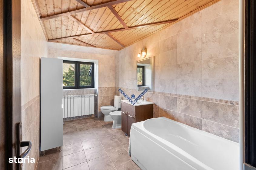 Casă cu 6 camere cu Teren 3677 Mp în Central