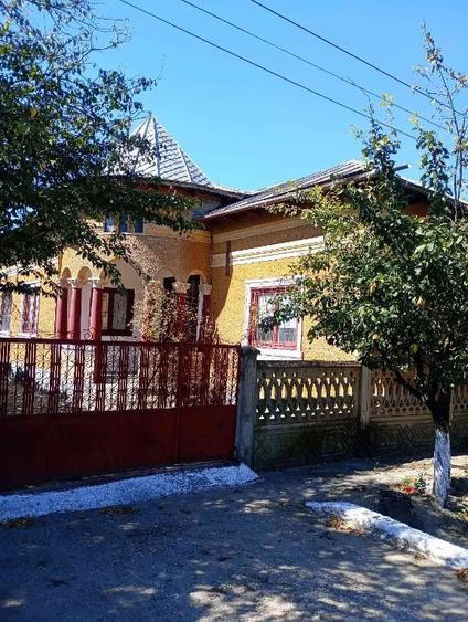 Casă cu 5 camere în Păuleasca
