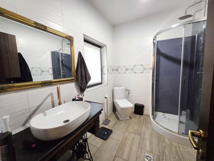 Casă individuală cu 4 camere cu Canalizare în Tunari